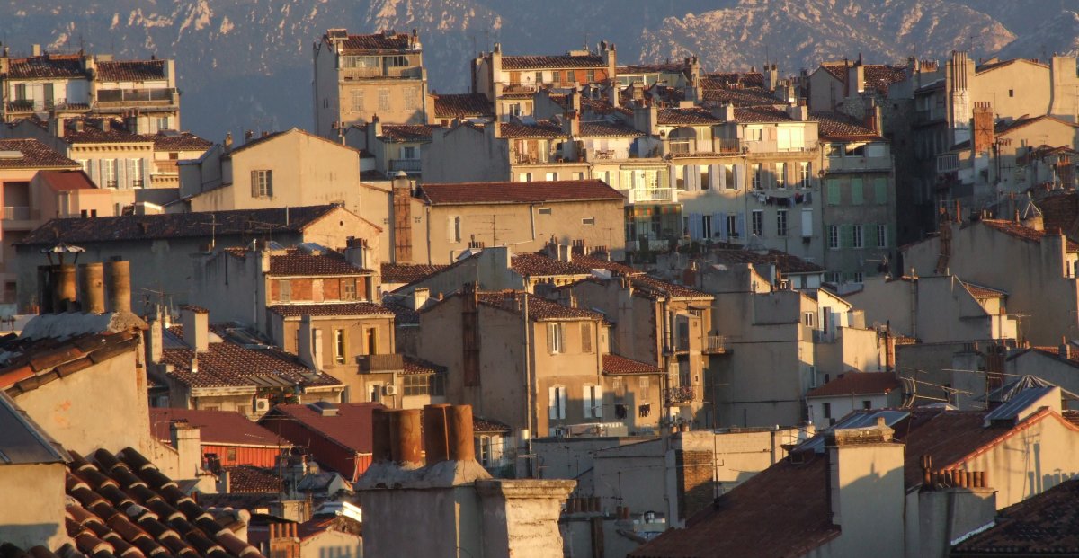 Infiltrations et dégâts des eaux par vos toitures : quels sont les points faibles, les risques des toitures marseillaises ?